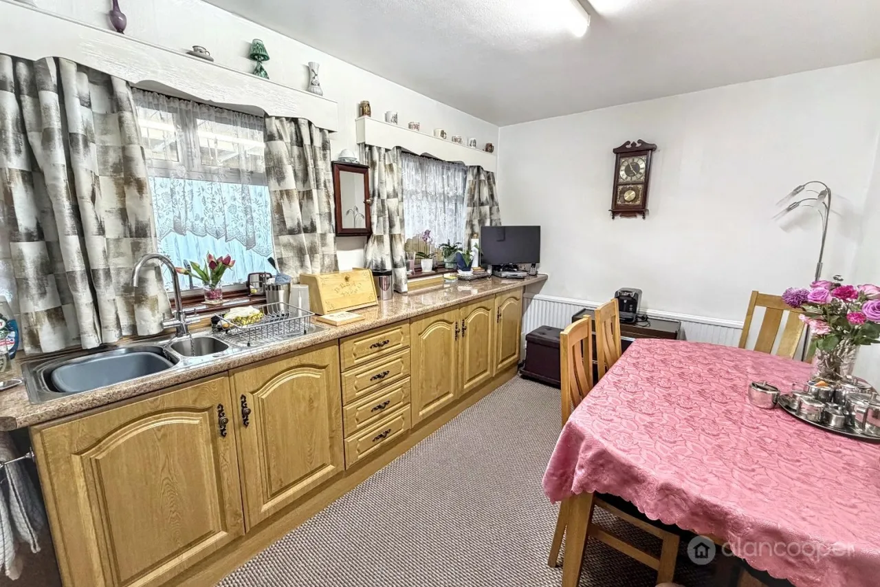 School Hill, Hartshill, CV10, photo 4