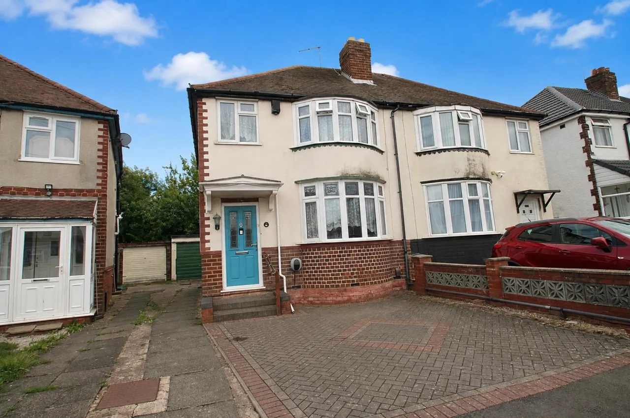 3 bed property for sale — Swan Crescent, Oldbury