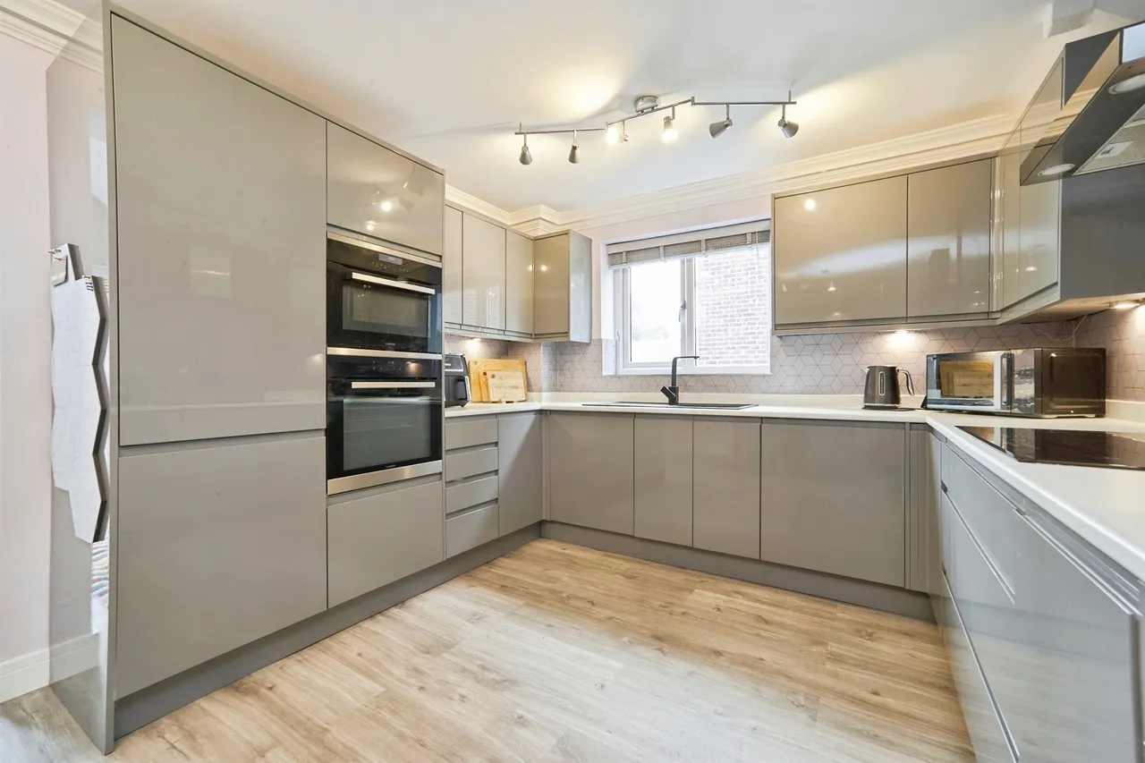 Highlea Close, Yeadon, Leeds, photo 2