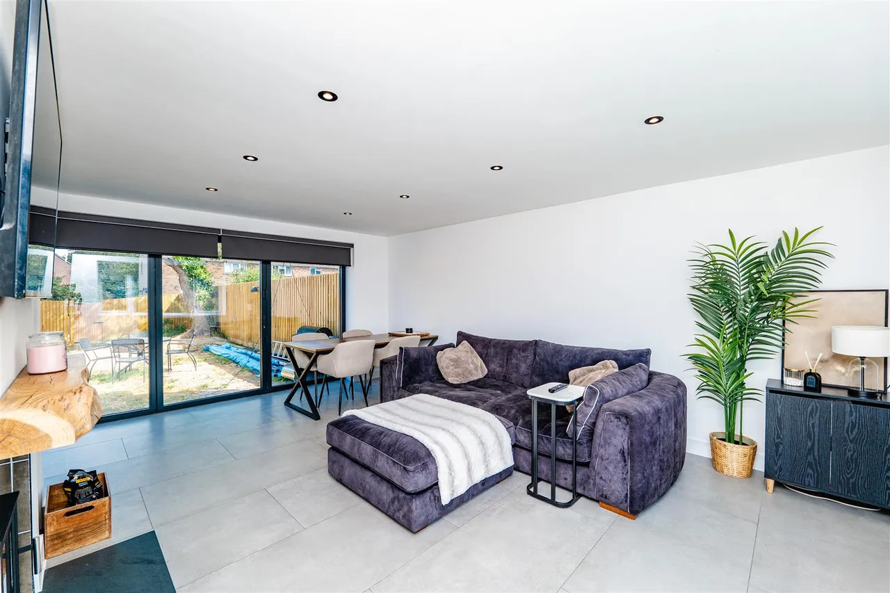 Rowan Grove, St. Athan, Barry, CF62 4JY, photo 5