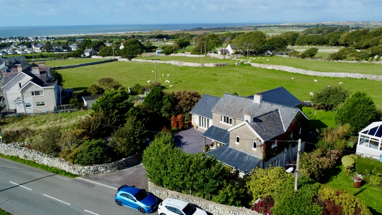 5 bed house for sale, Afonig Loyw Ffordd Glan Mor, Talybont, LL43