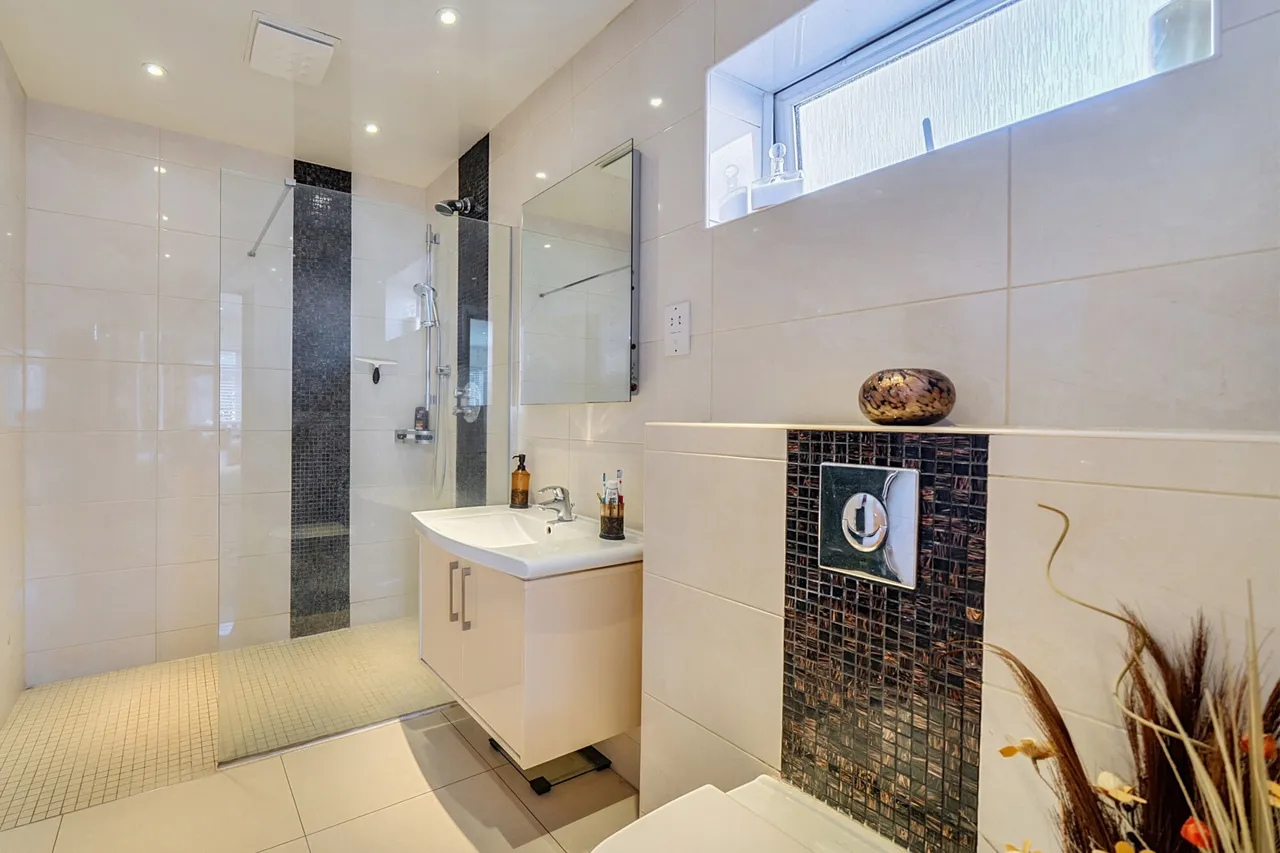 Sq Ft, Luxury Specification, UB8, photo 17