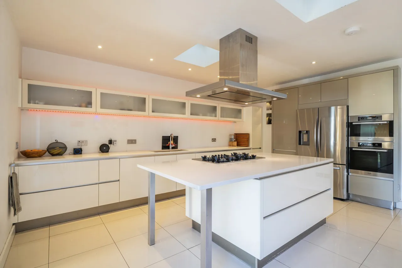 Sq Ft, Luxury Specification, UB8, photo 4