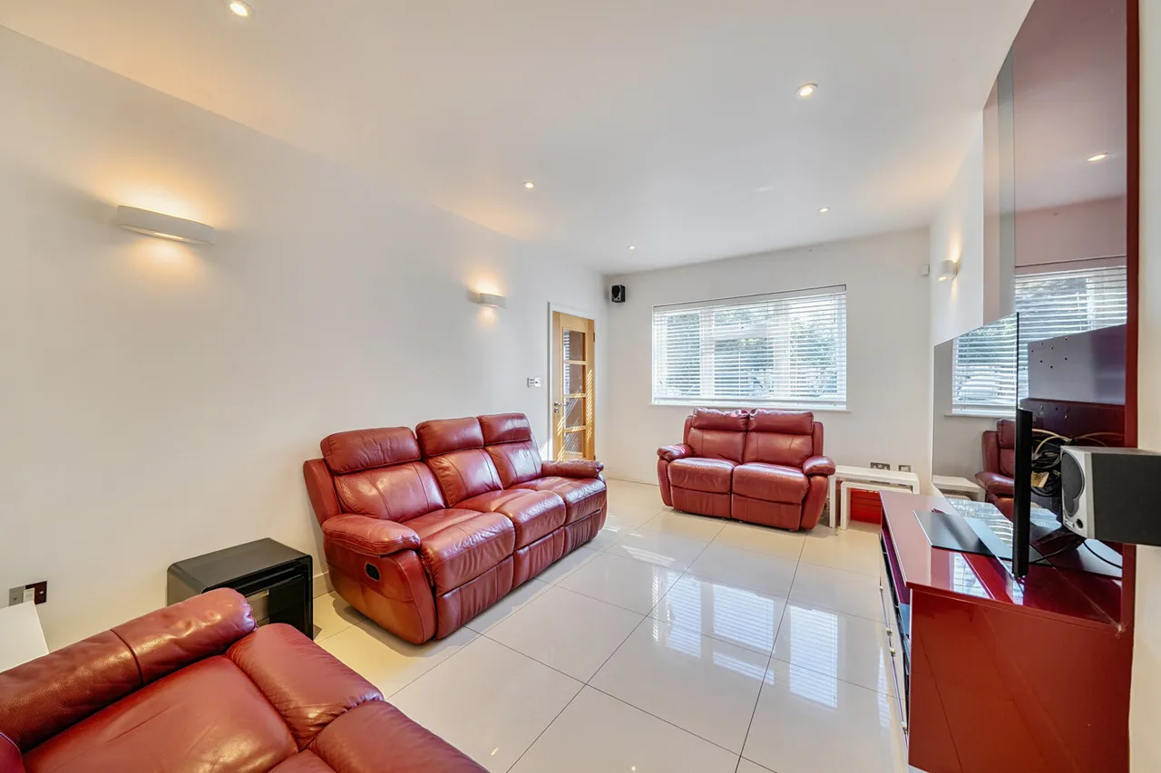 Sq Ft, Luxury Specification, UB8, photo 8