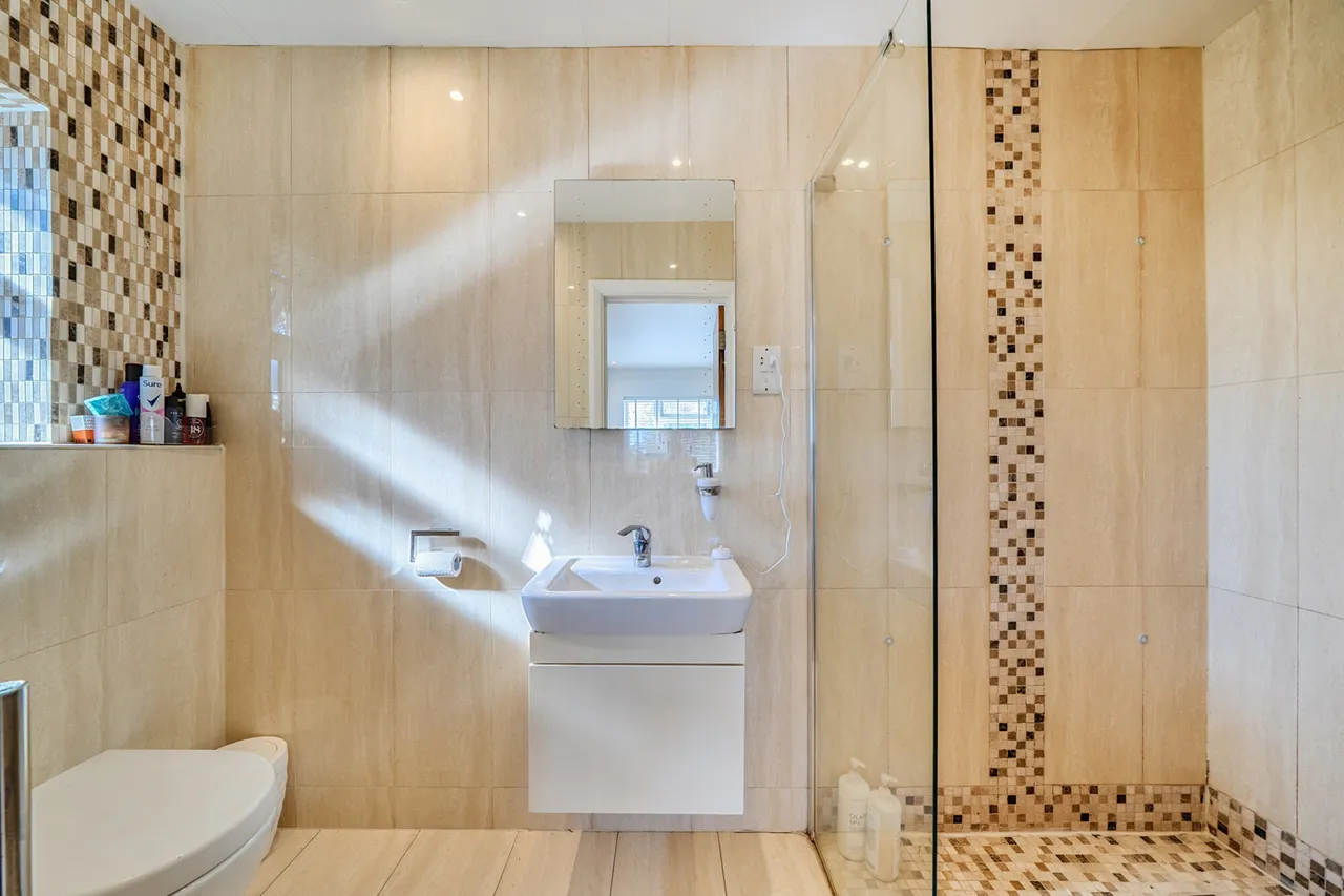 Sq Ft, Luxury Specification, UB8, photo 11