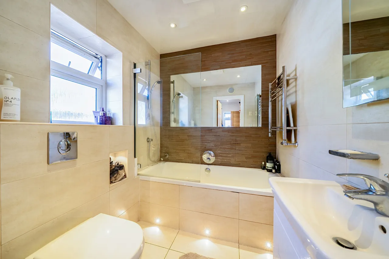Sq Ft, Luxury Specification, UB8, photo 9