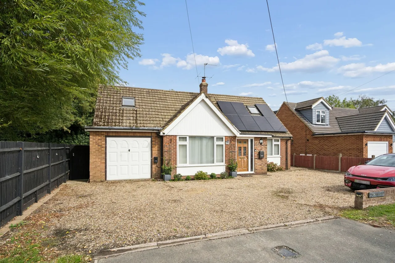 4 bed property for sale, Main Road, Naphill, HP14
