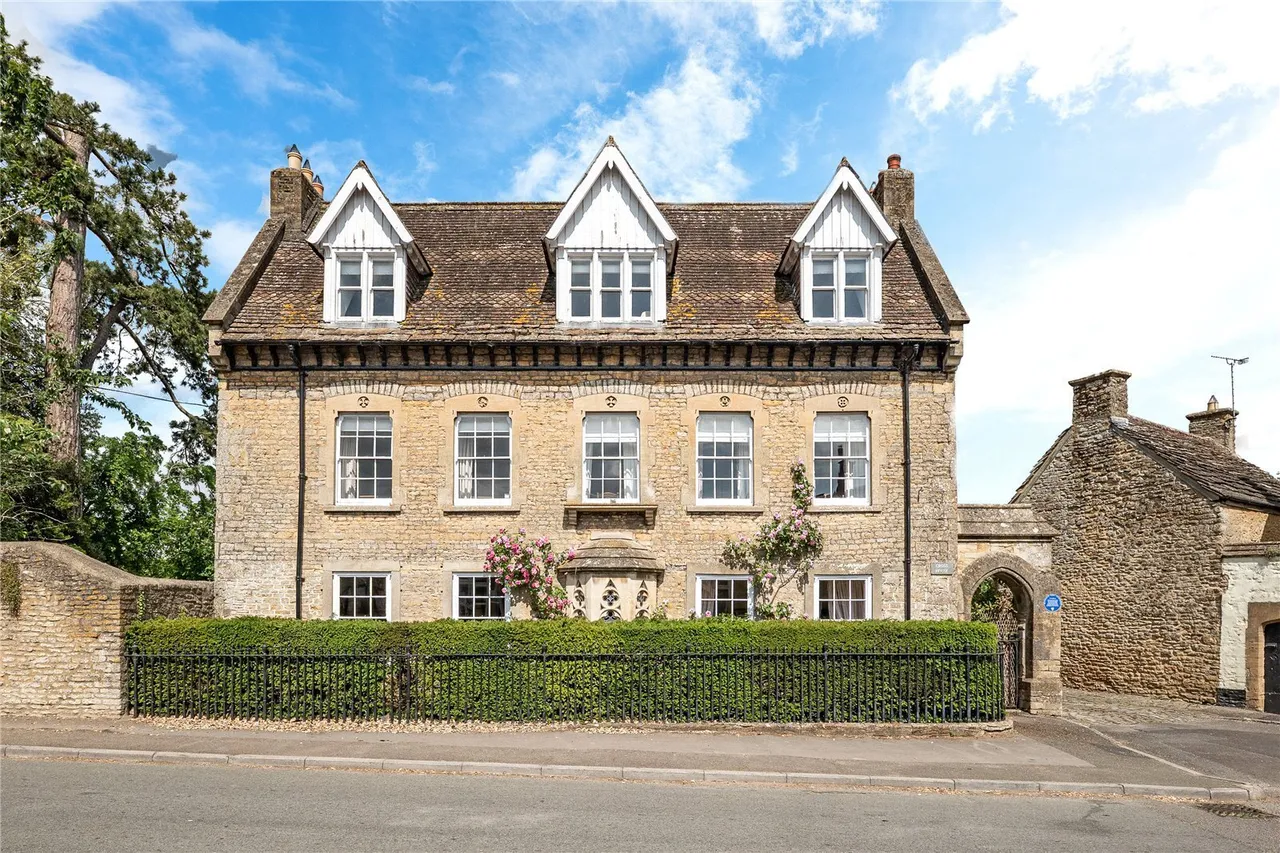 6 bed house for sale, North Street, Milborne Port, DT9