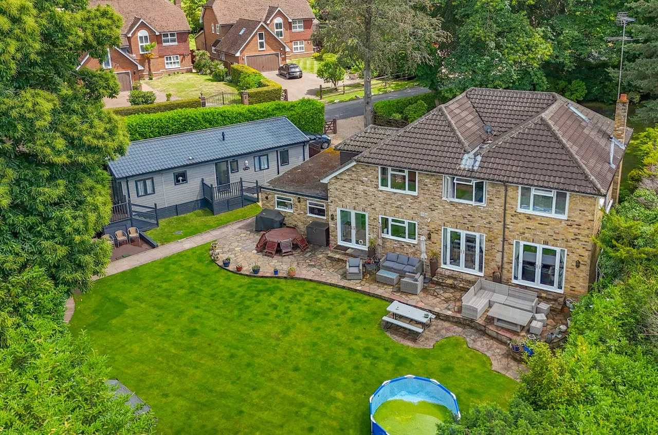 Knightsbridge Road, Camberley, Surrey, GU15 3TS, photo 2
