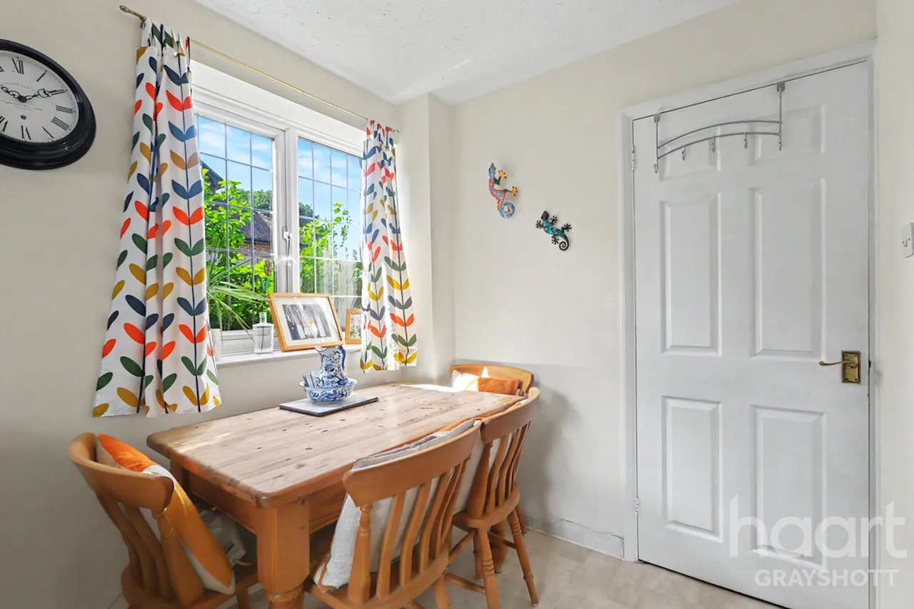 Coltsfoot Road, Lindford, GU35, photo 9