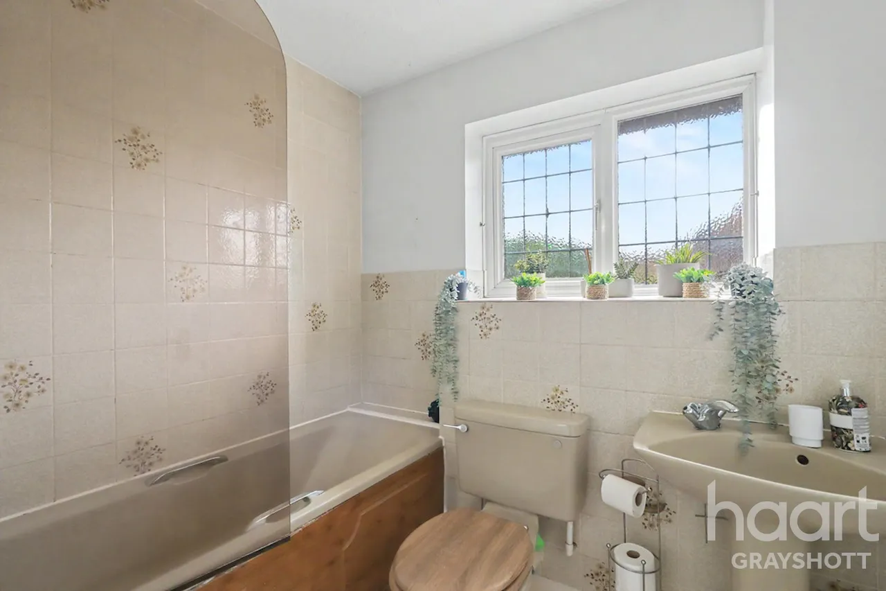 Coltsfoot Road, Lindford, GU35, photo 8