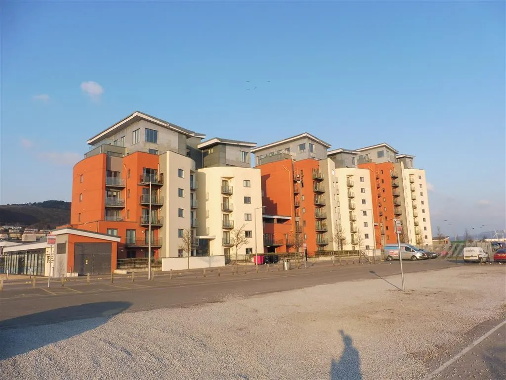 2 bed flat to rent, South Quay SWANSEA, SA1