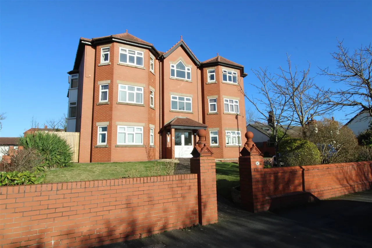 2 bed house to rent, Dowhills Road, Blundellsands, L23