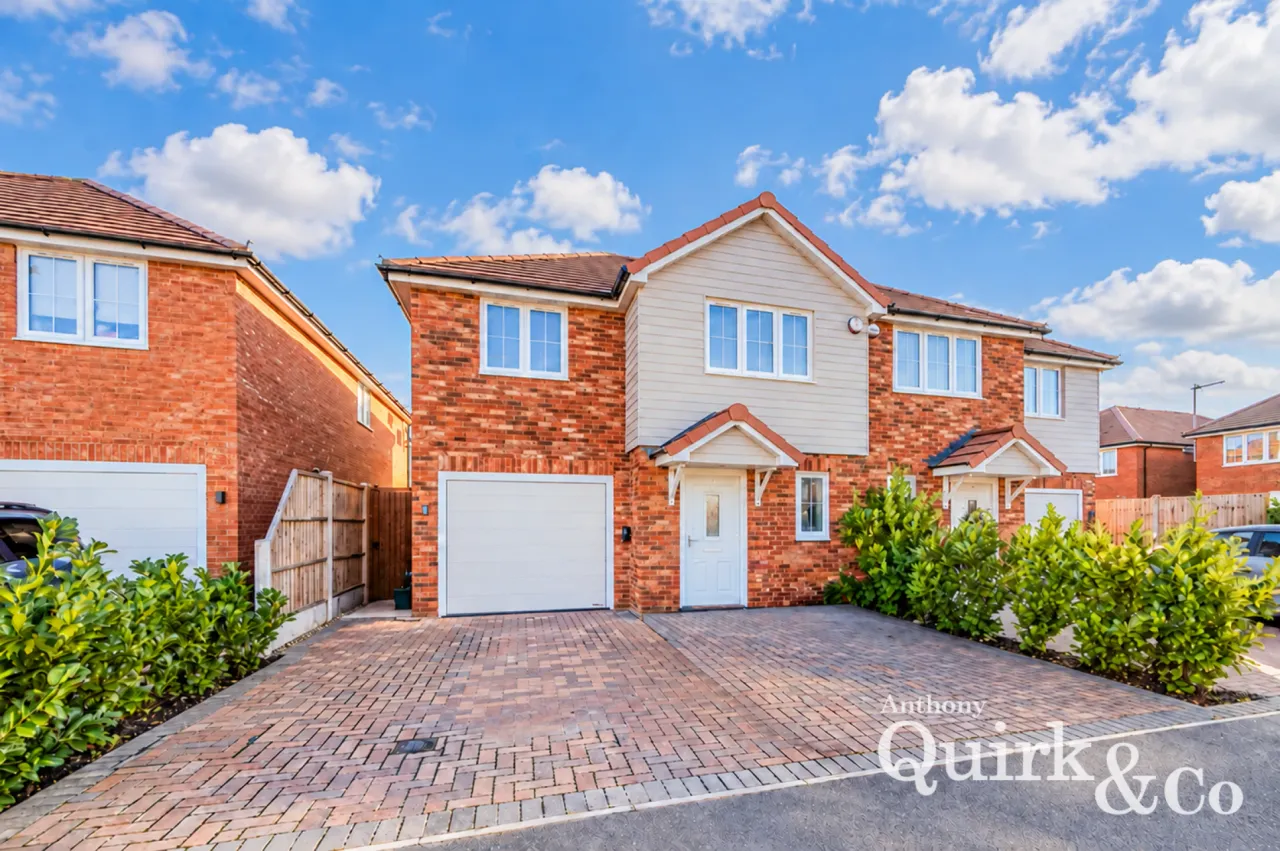 4 bed property for sale, St. Josephs Close, Canvey Island, SS8