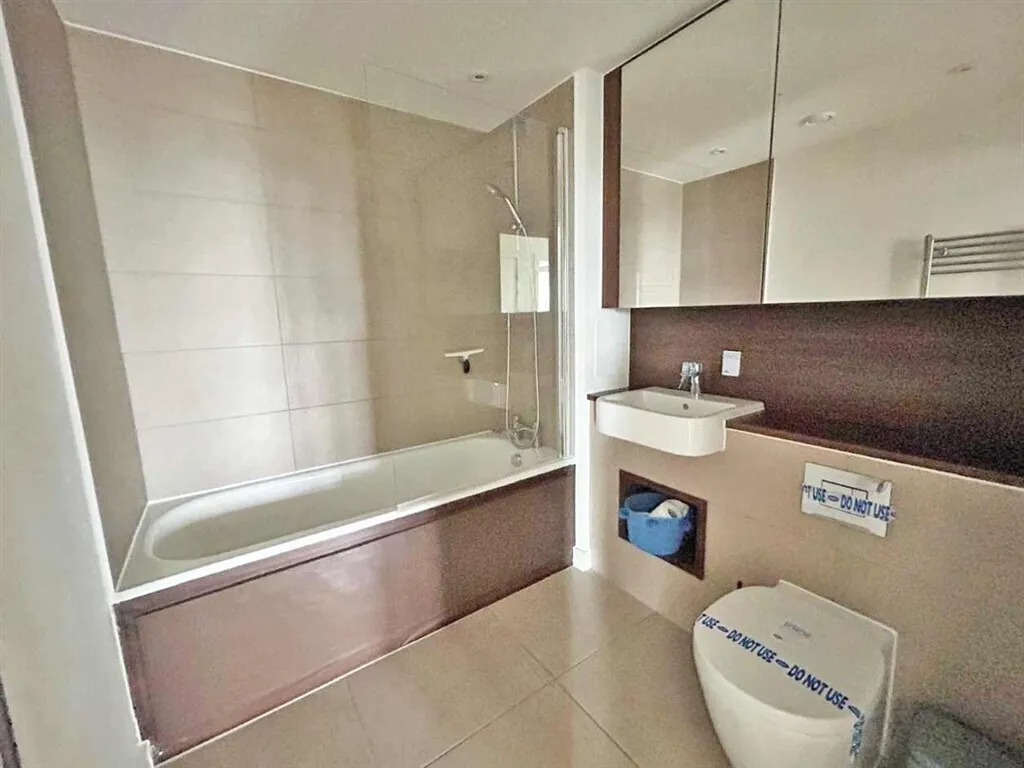 Ealing Road, Brentford, TW8, photo 3