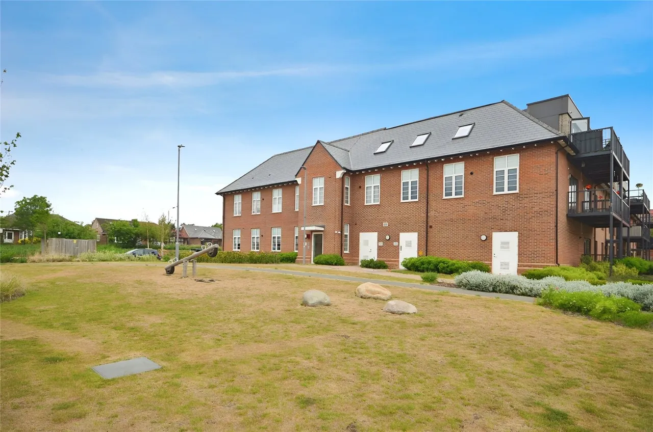 2 bed flat to rent, Spitfire Approach, Hornchurch, RM12