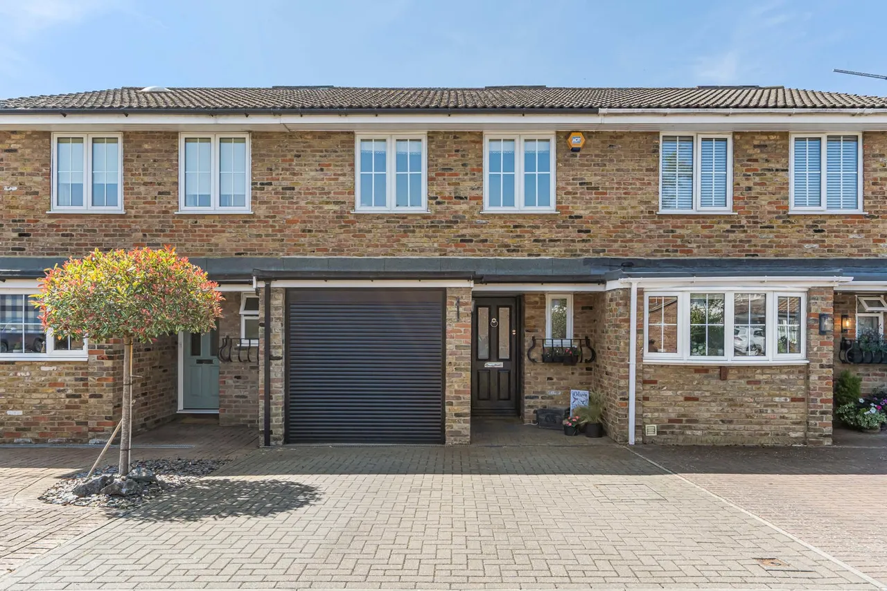 3 bed house for sale, Larkfield, Cobham, KT11