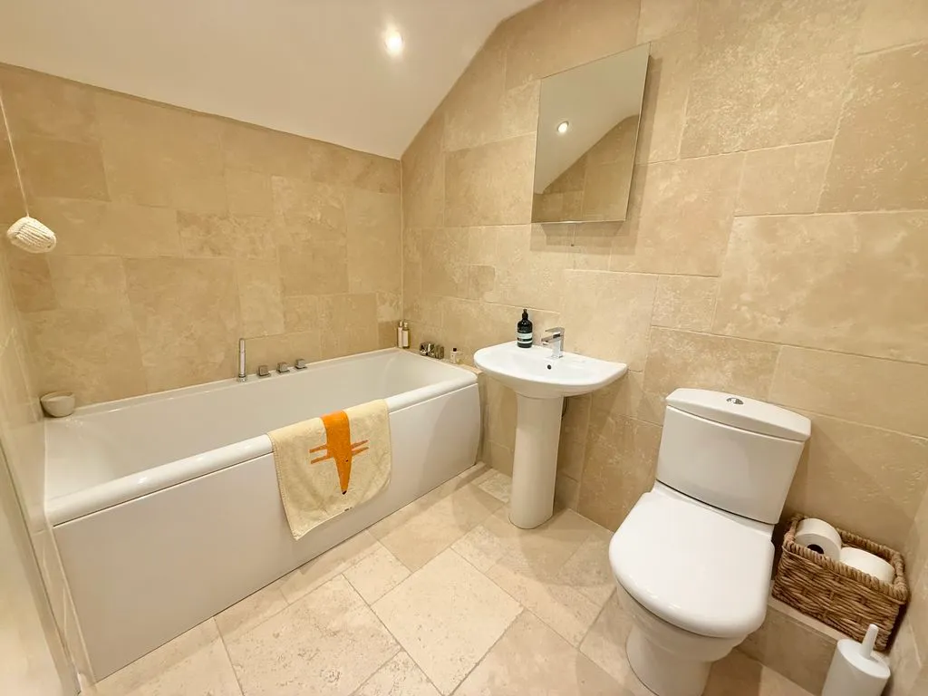 Cublington Road, Aston Abbotts, HP22, photo 9