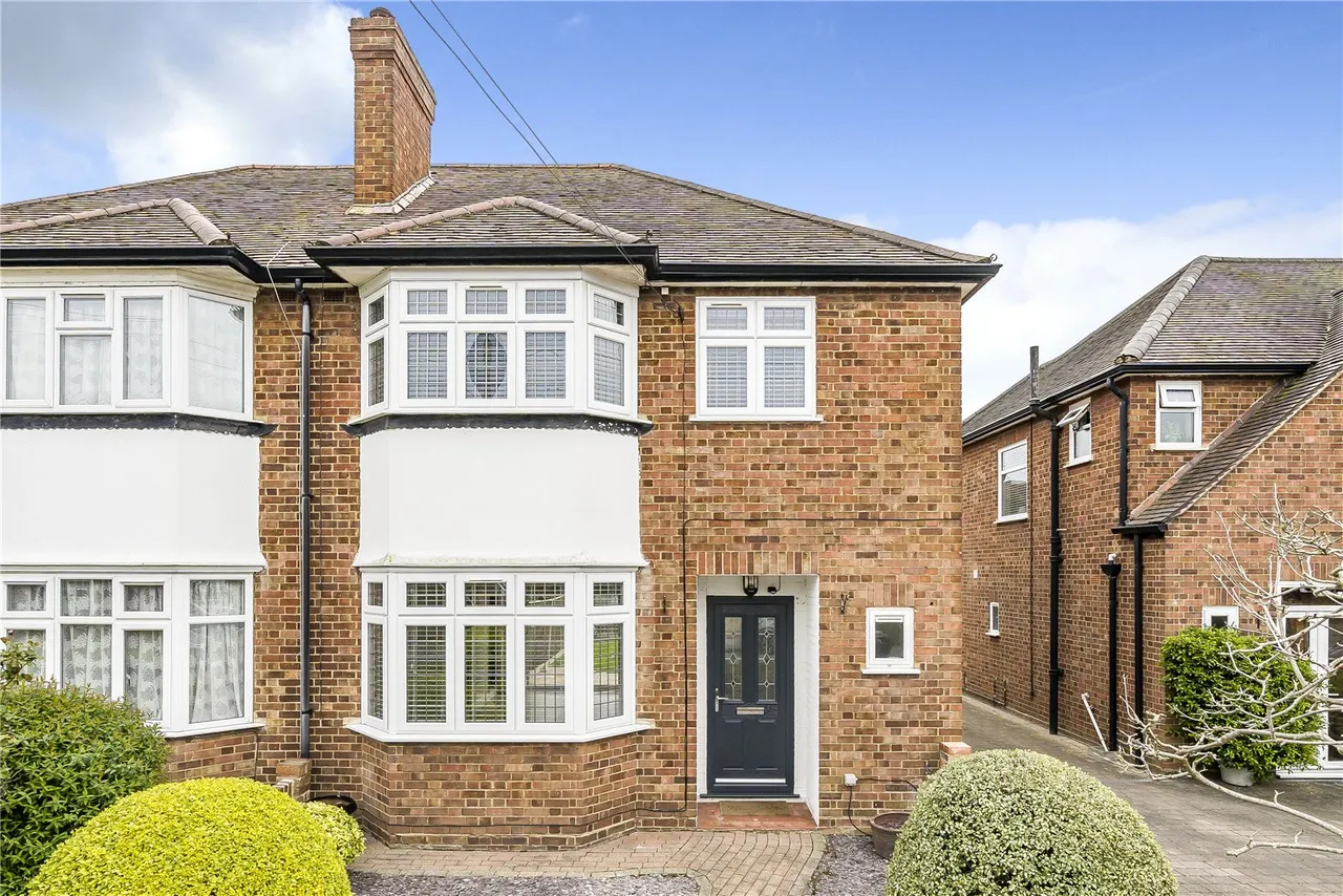 3 bed house for sale — Malthouse Drive, Hanworth, TW13 6RN