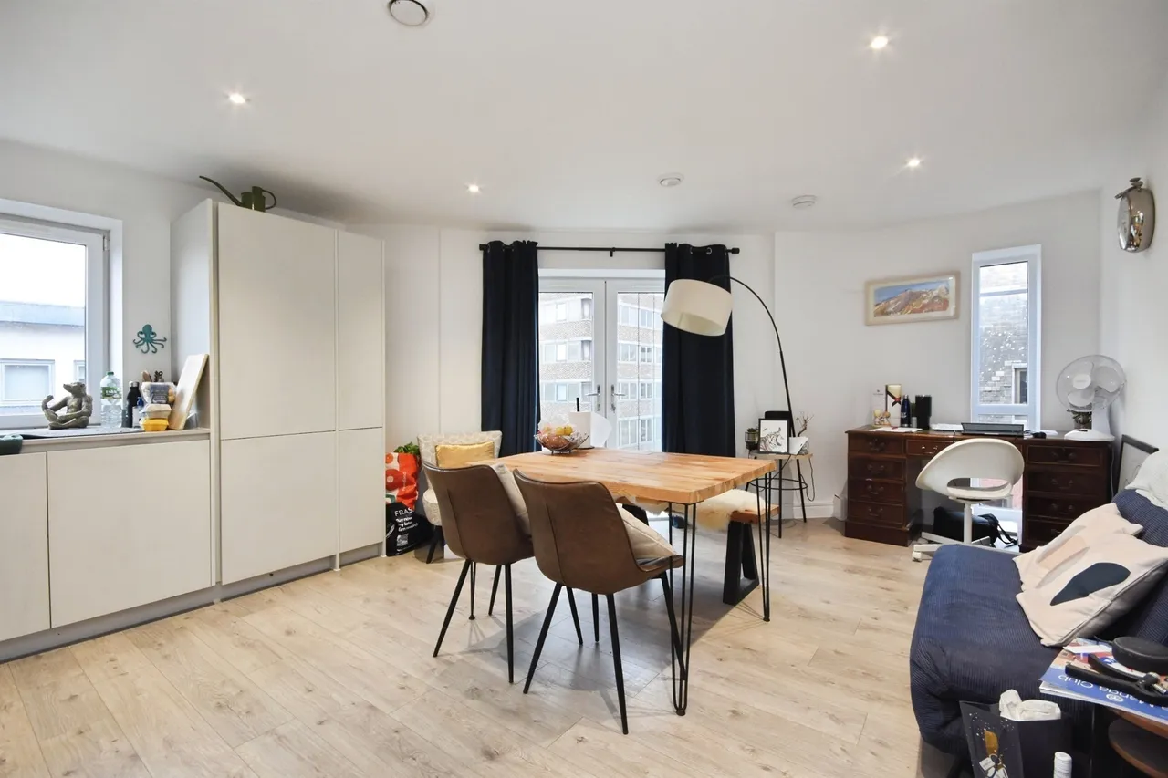 2 bed flat for sale — St. James Road, Brentwood