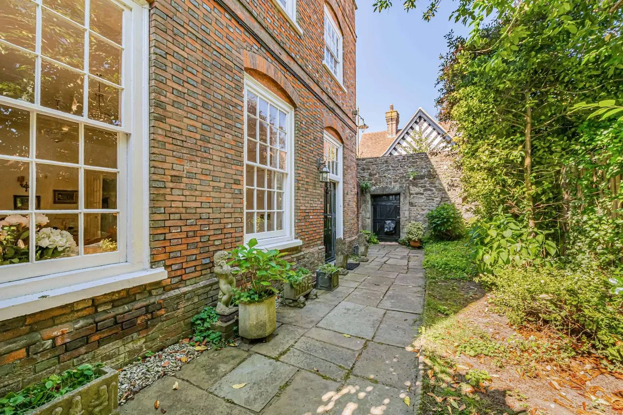 2 bed house for sale — East Street, Petworth, West Sussex, GU28 0AB