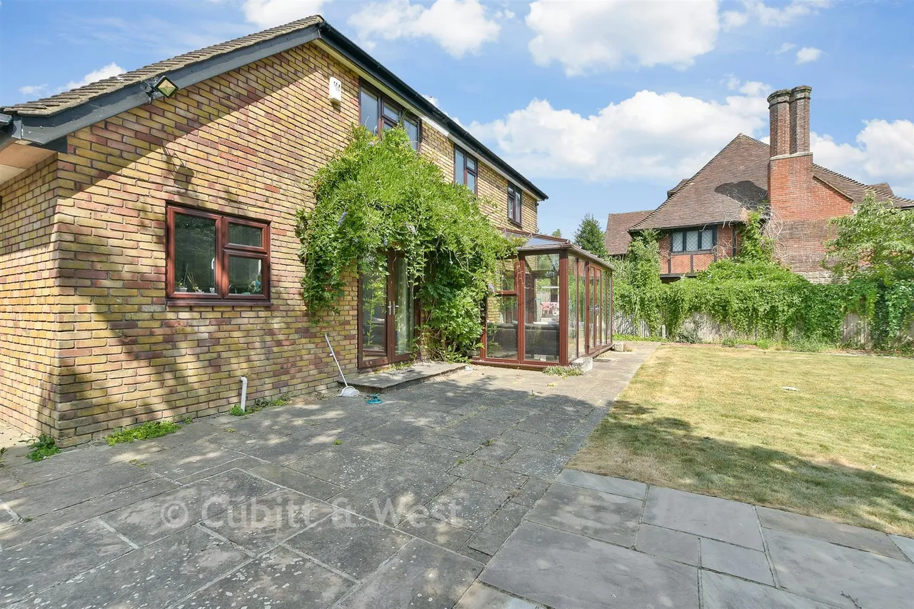 Smallfield Road, Horley, RH6, photo 2