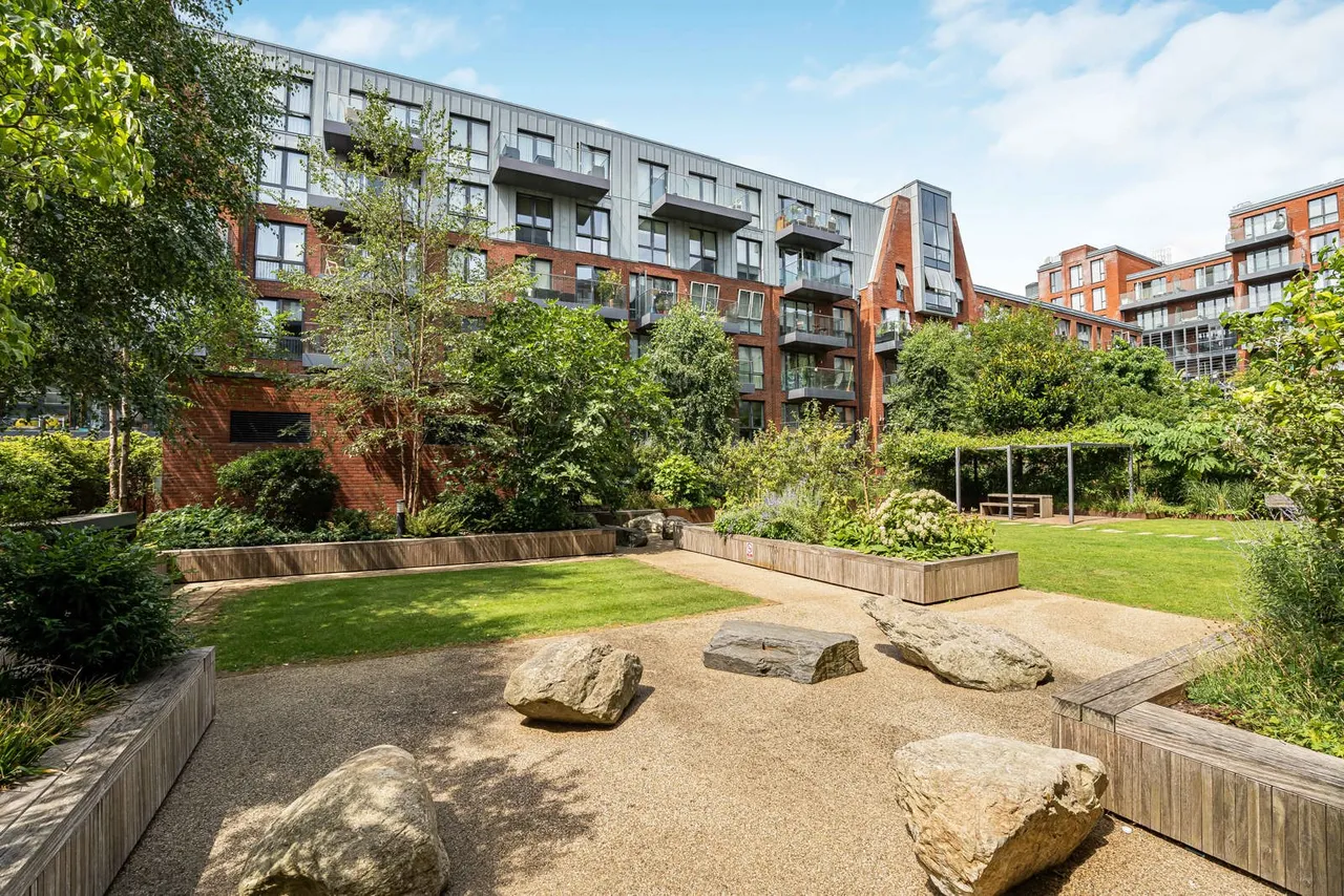 Gaumont Place, London, SW2, photo 18
