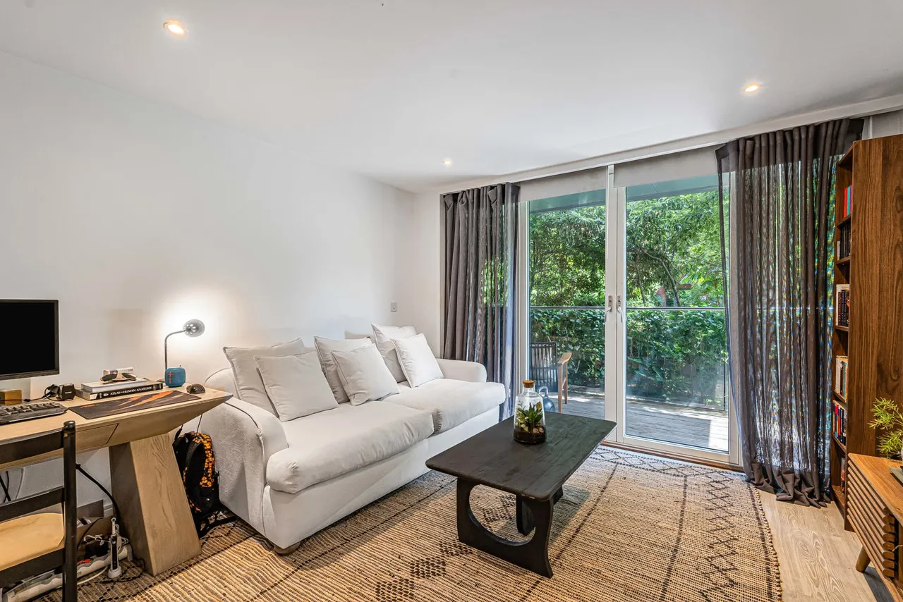 Gaumont Place, London, SW2, photo 12
