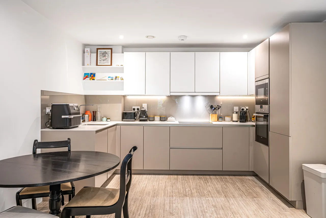 Gaumont Place, London, SW2, photo 13