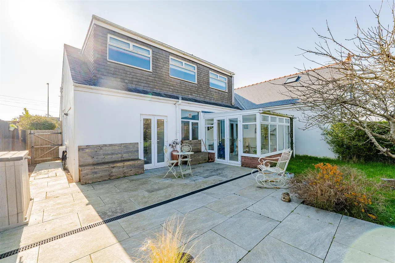 3 bed house for sale — Pontypridd Road, Barry, CF62 7LS