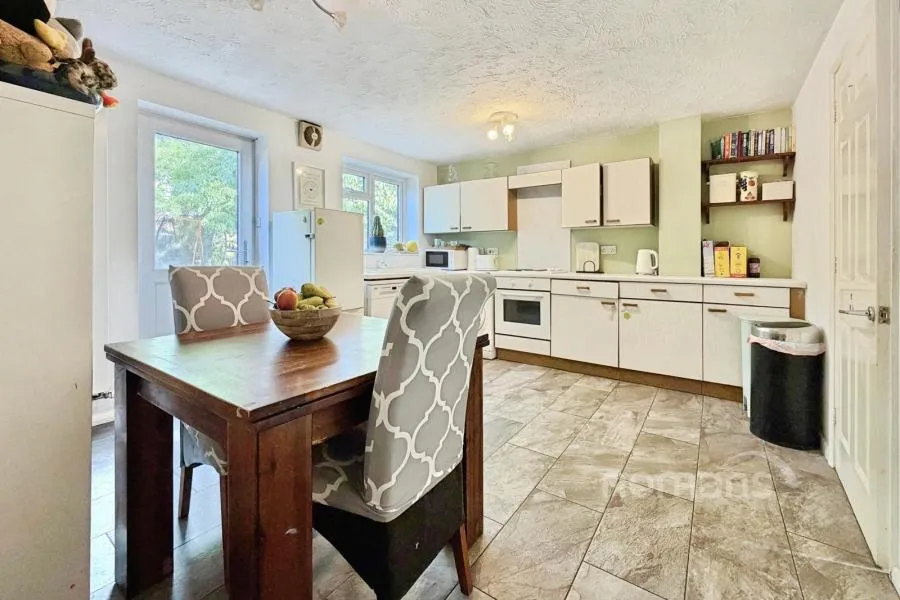 Thorburn Chase, College Town, GU47, photo 4