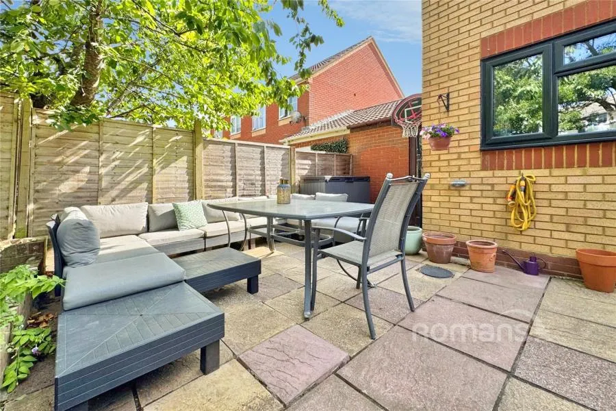 Thorburn Chase, College Town, GU47, photo 11
