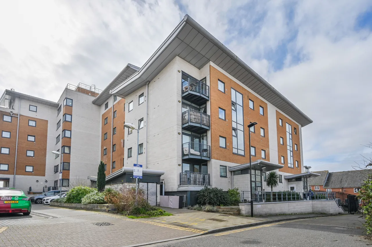 1 bed flat for sale — 441 Fishguard Way, London