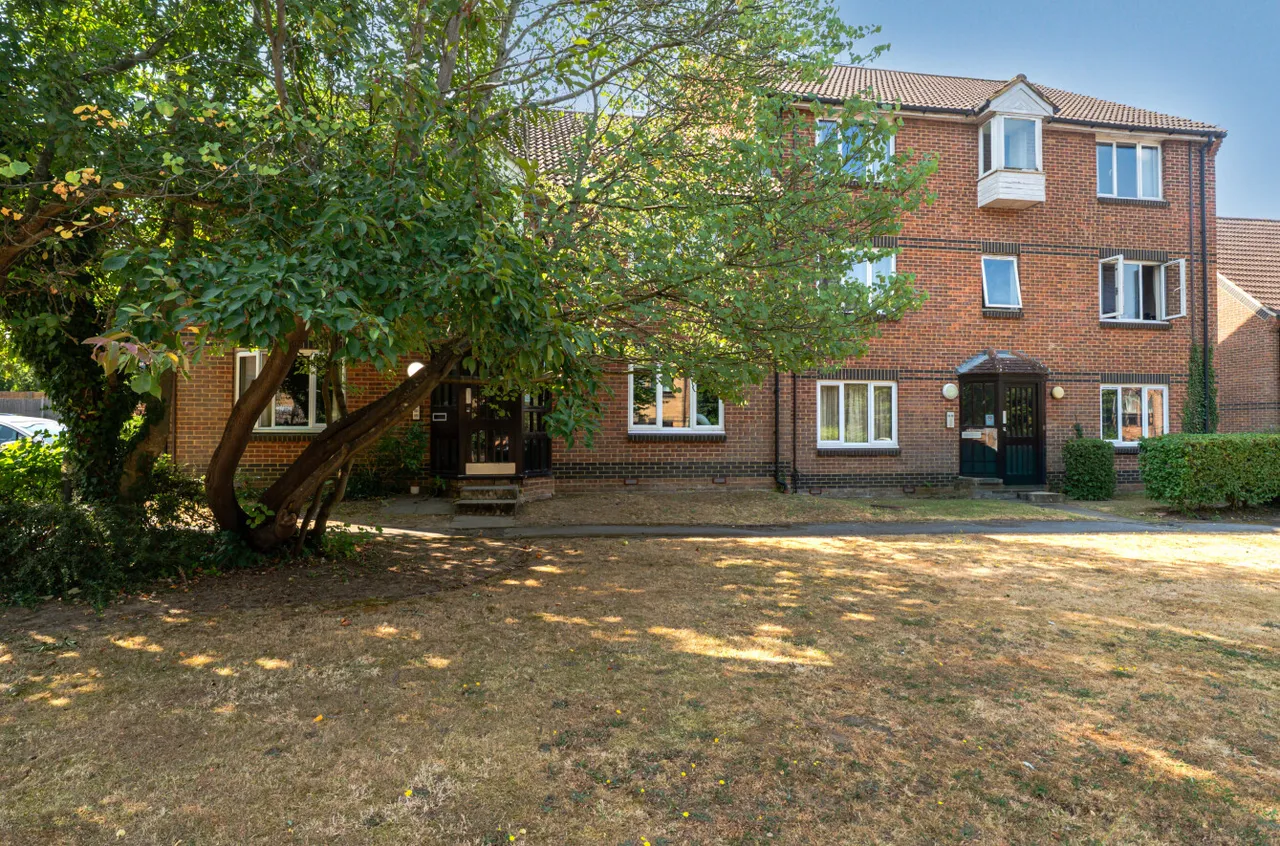 Weybrook Drive, Guildford, GU4, photo 10