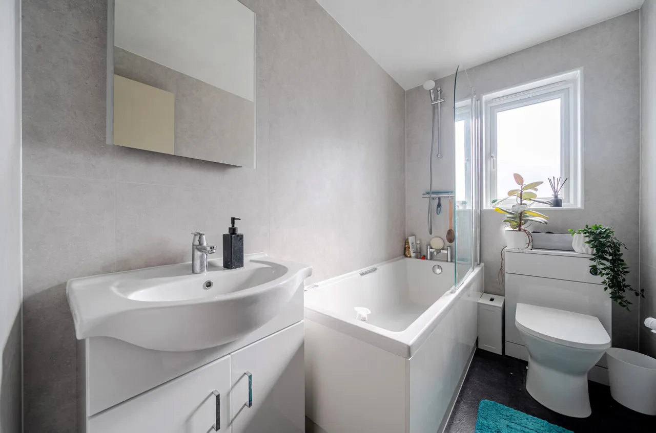 Weybrook Drive, Guildford, GU4, photo 2