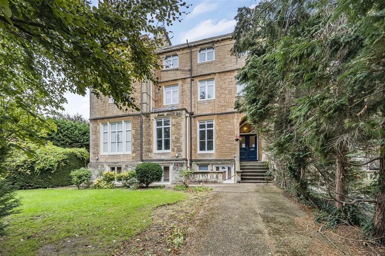 2 bed flat for sale — 6 Priory Way, Datchet, Berkshire, SL3 9JQ