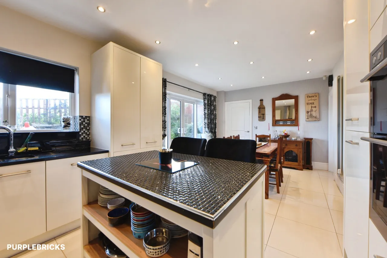 Lea Green Close, Oldham, OL4, photo 9