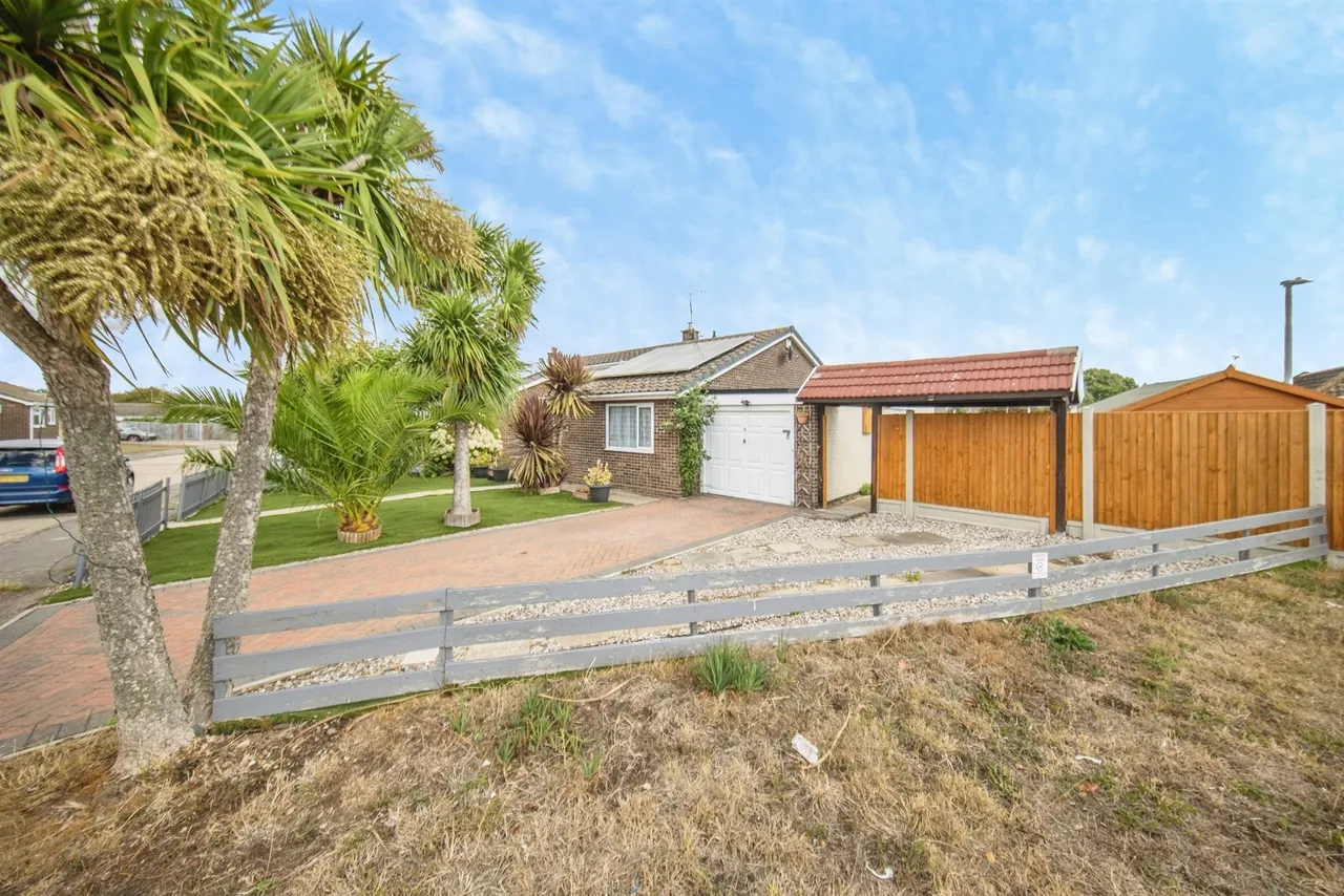 3 bed house for sale — Robinsdale, Clacton-On-Sea