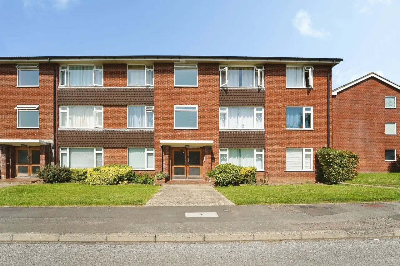 2 bed flat for sale, Sterling Court, Cheltenham, GL51