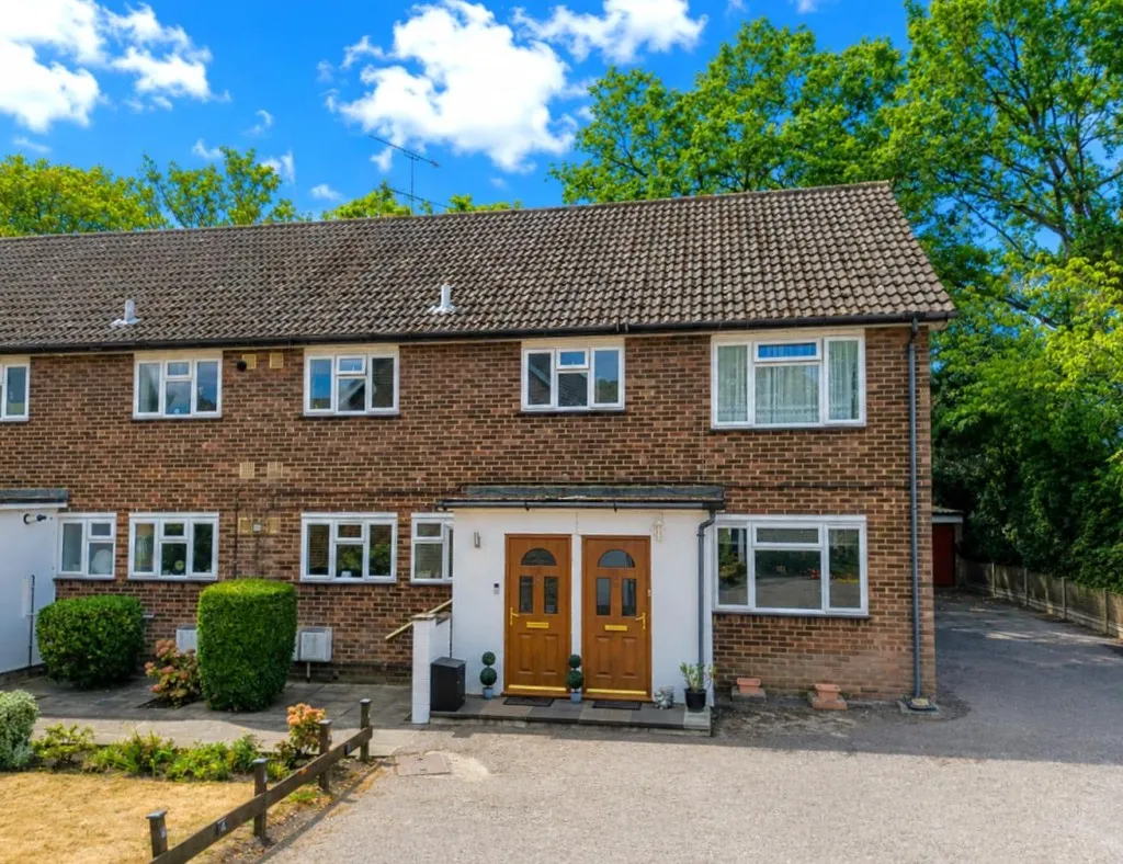 2 bed flat for sale, Victoria Road, Fleet