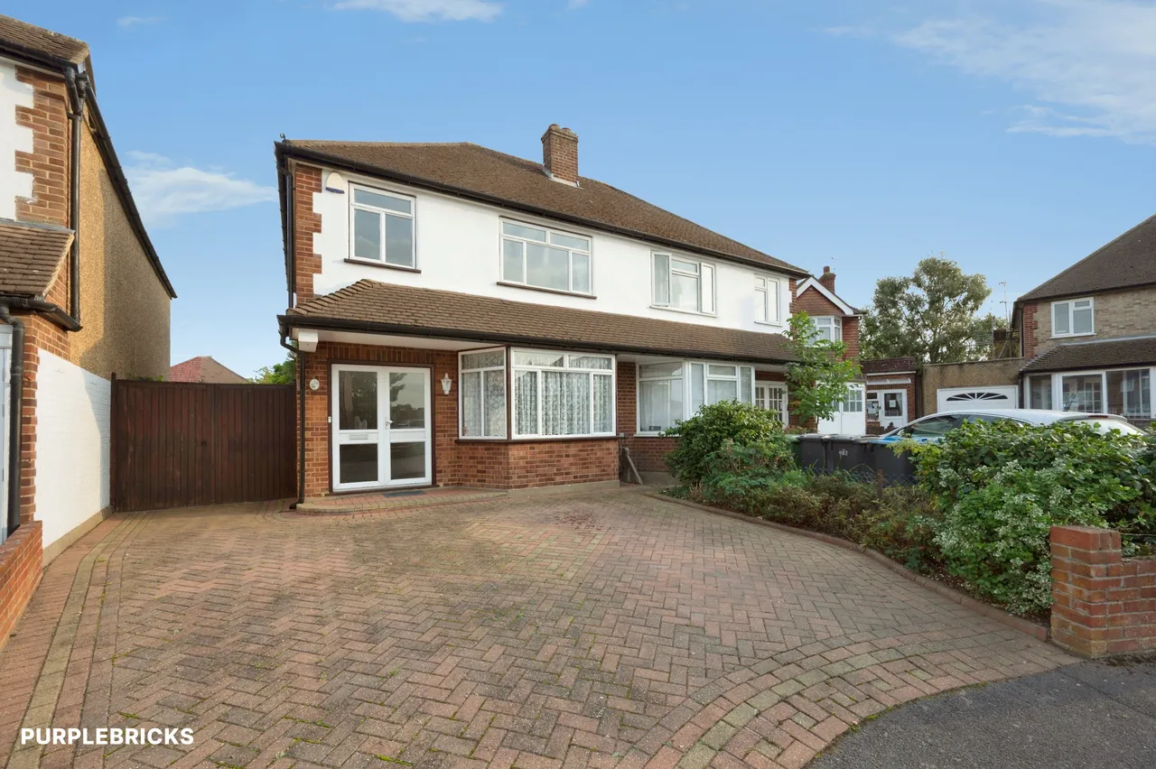 3 bed house for sale, Cumberland Drive, Chessington, KT9
