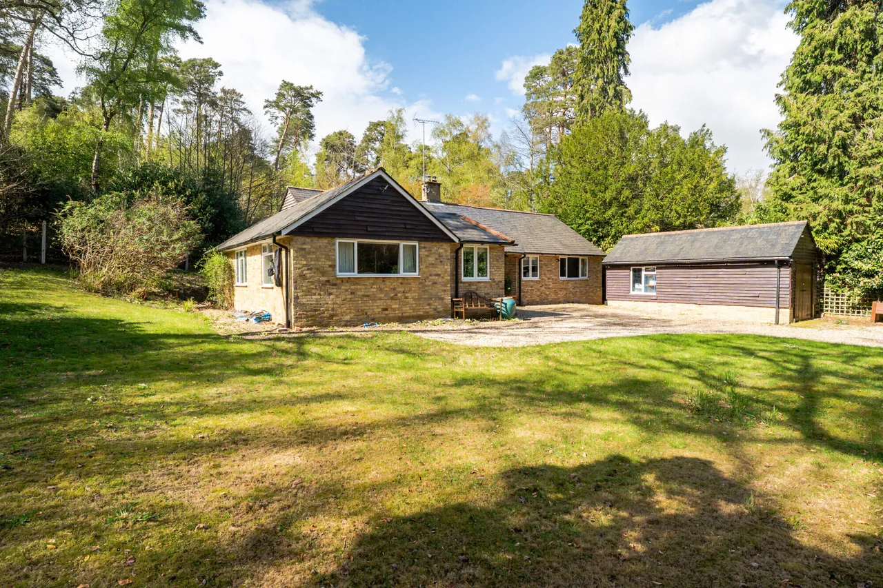 4 bed house for sale — Pine Ridge Drive, Lower Bourne, Farnh...