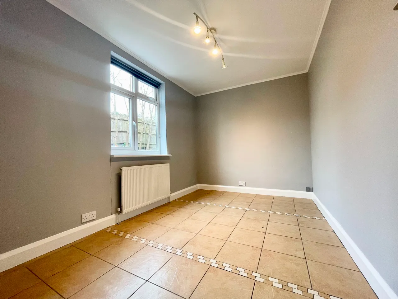 High Road, London, N20, photo 8