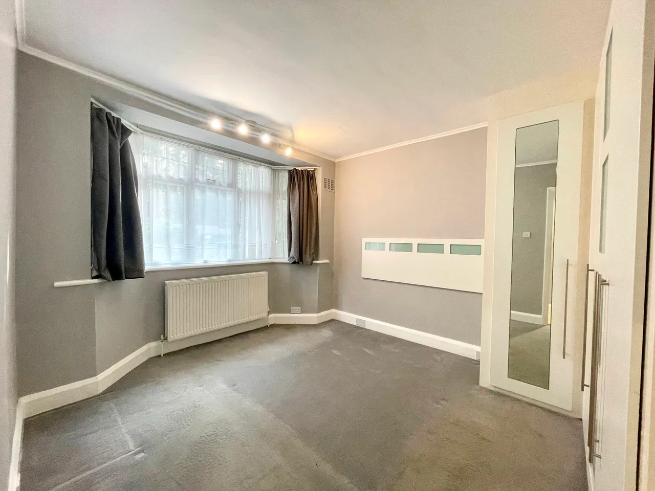 High Road, London, N20, photo 6