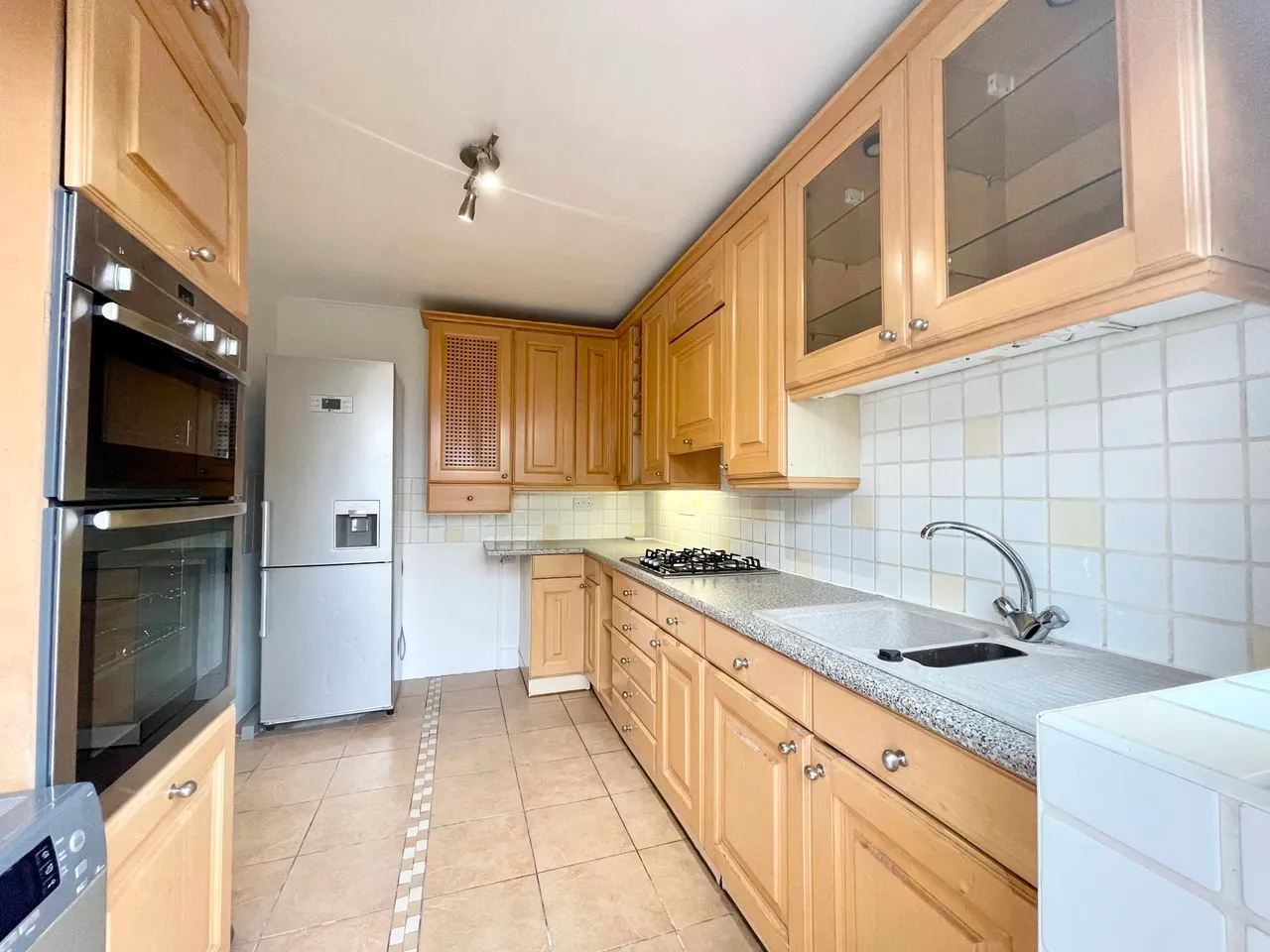 High Road, London, N20, photo 4