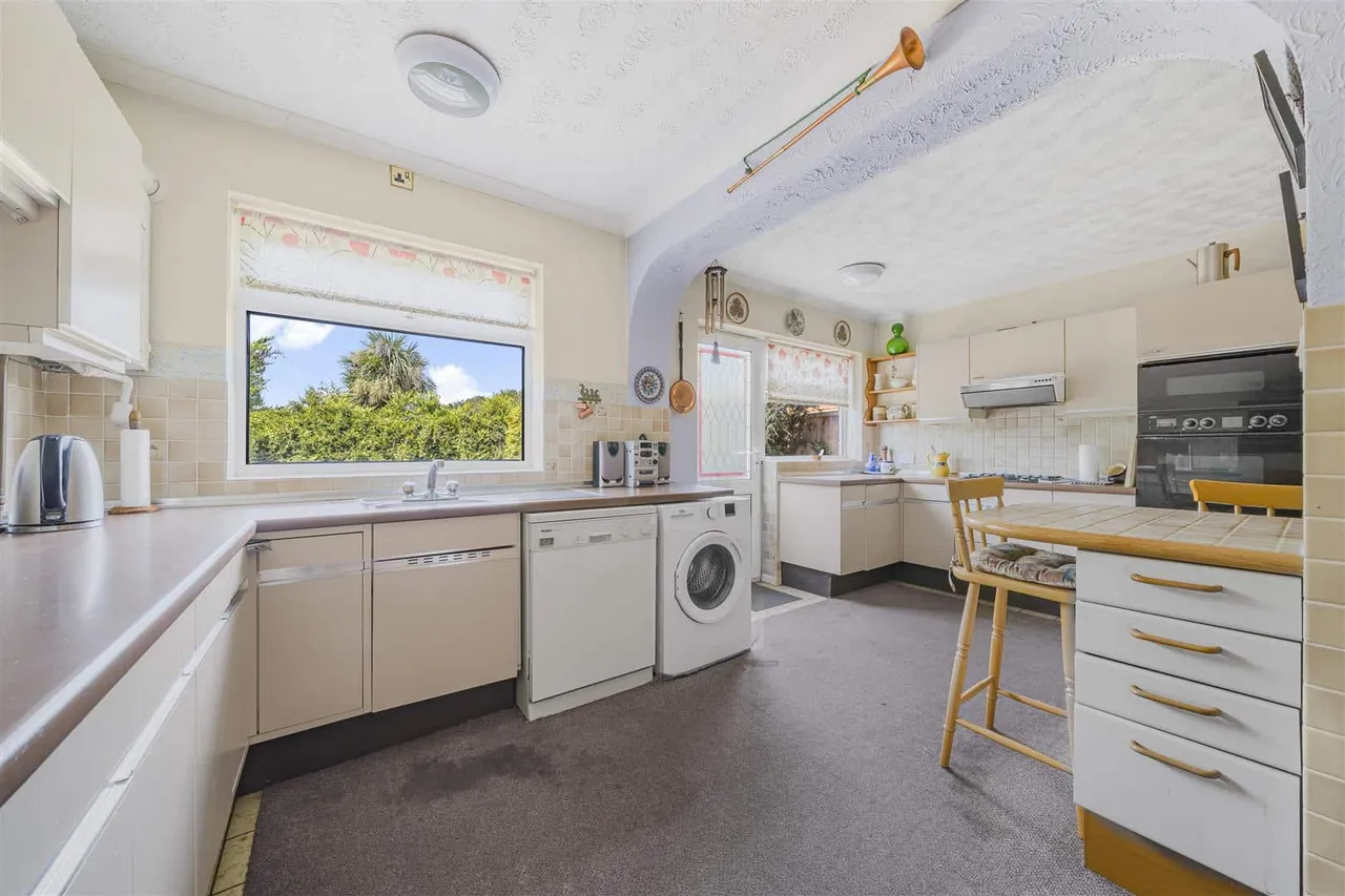 Redford Road, Windsor, SL4 5SS, photo 2