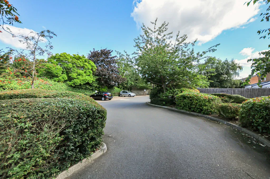 The Greenway, Uxbridge, photo 26