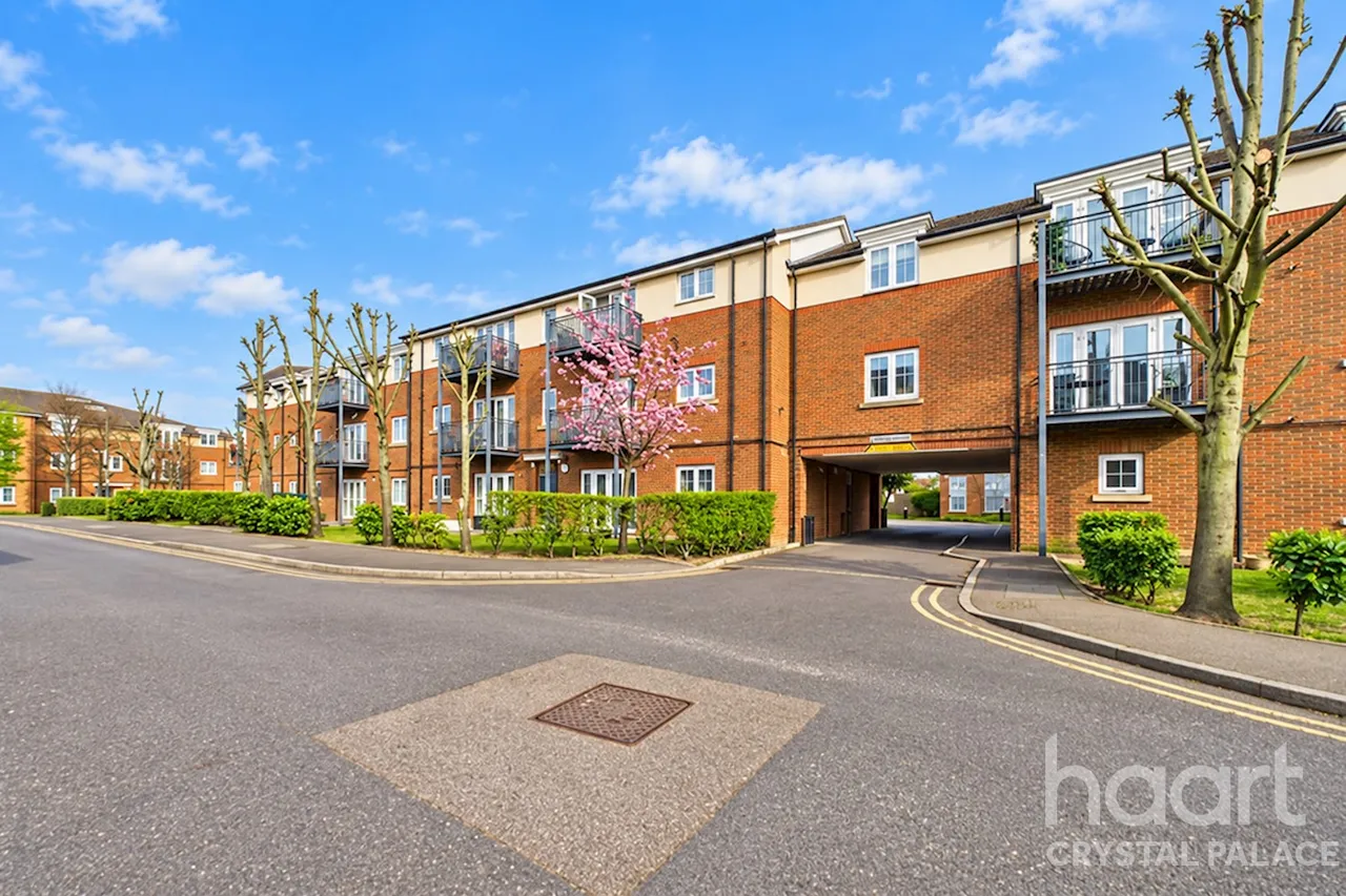 2 bed flat for sale, Hemlock Close, London, SW16