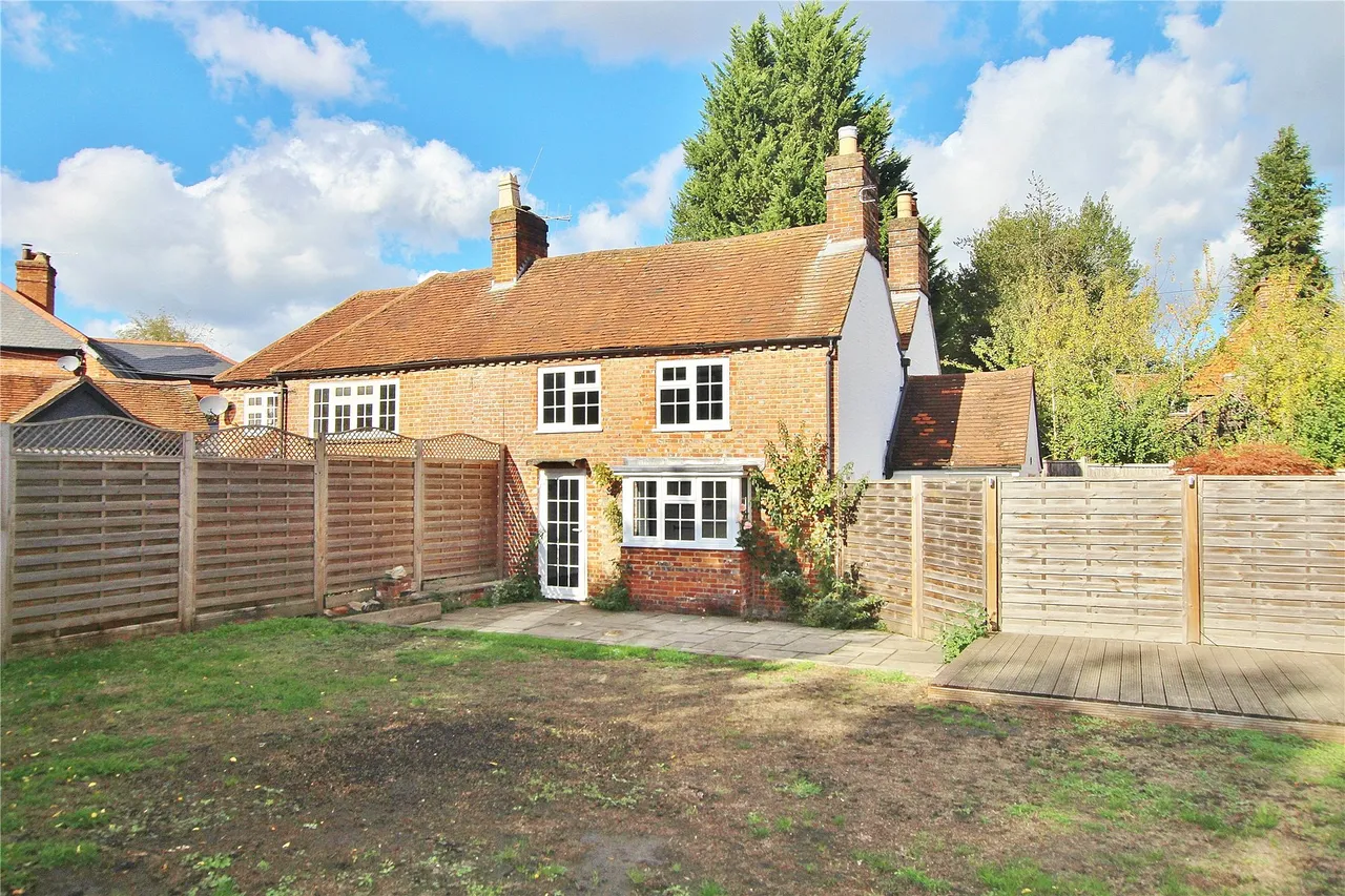 2 bed house for sale, Dawney Hill, Pirbright, GU24