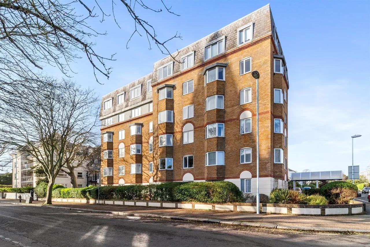 2 bed flat for sale — Gratwicke Road, Worthing